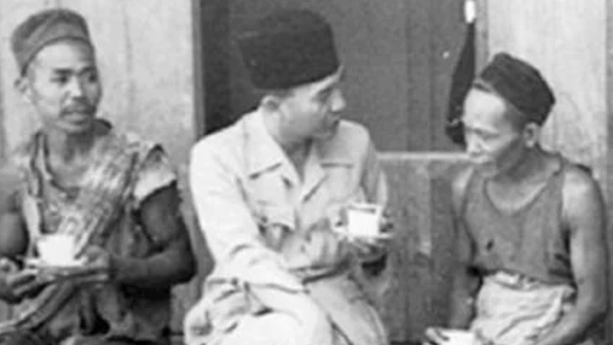 Mr. Soekarno and locals with their cup of coffees (source: www.isranpanjaitan.com)